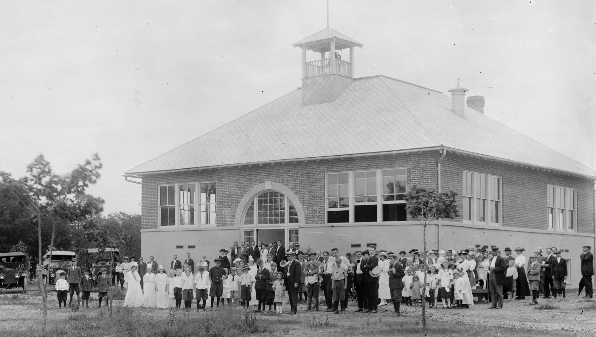 Black and white photo of The Fourth Vienna School for White Children, Circa 1915