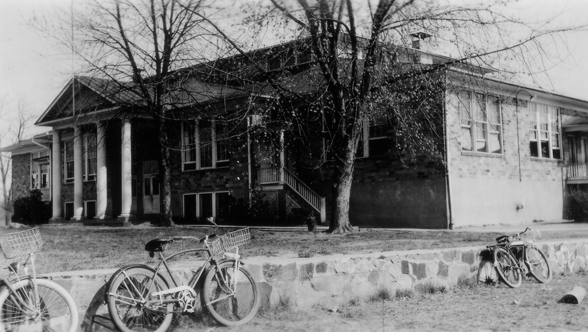 Black and white photo of Vienna Elementary School, Circa 1942